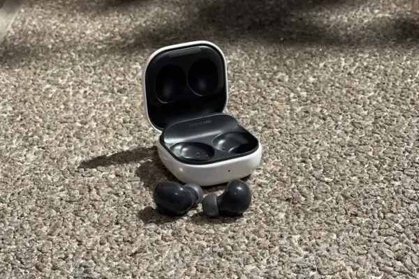 Apple AirPods 3 so với Samsung Galaxy Buds 2